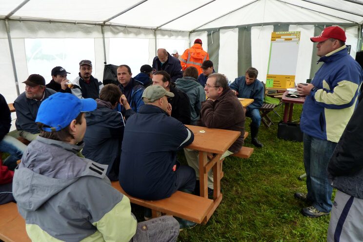 Sobotní ráno jsme do rozhodnutí o přesunutí soutěže strávili ve stanu